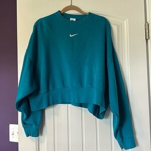 Cropped Oversized Nike Crewneck